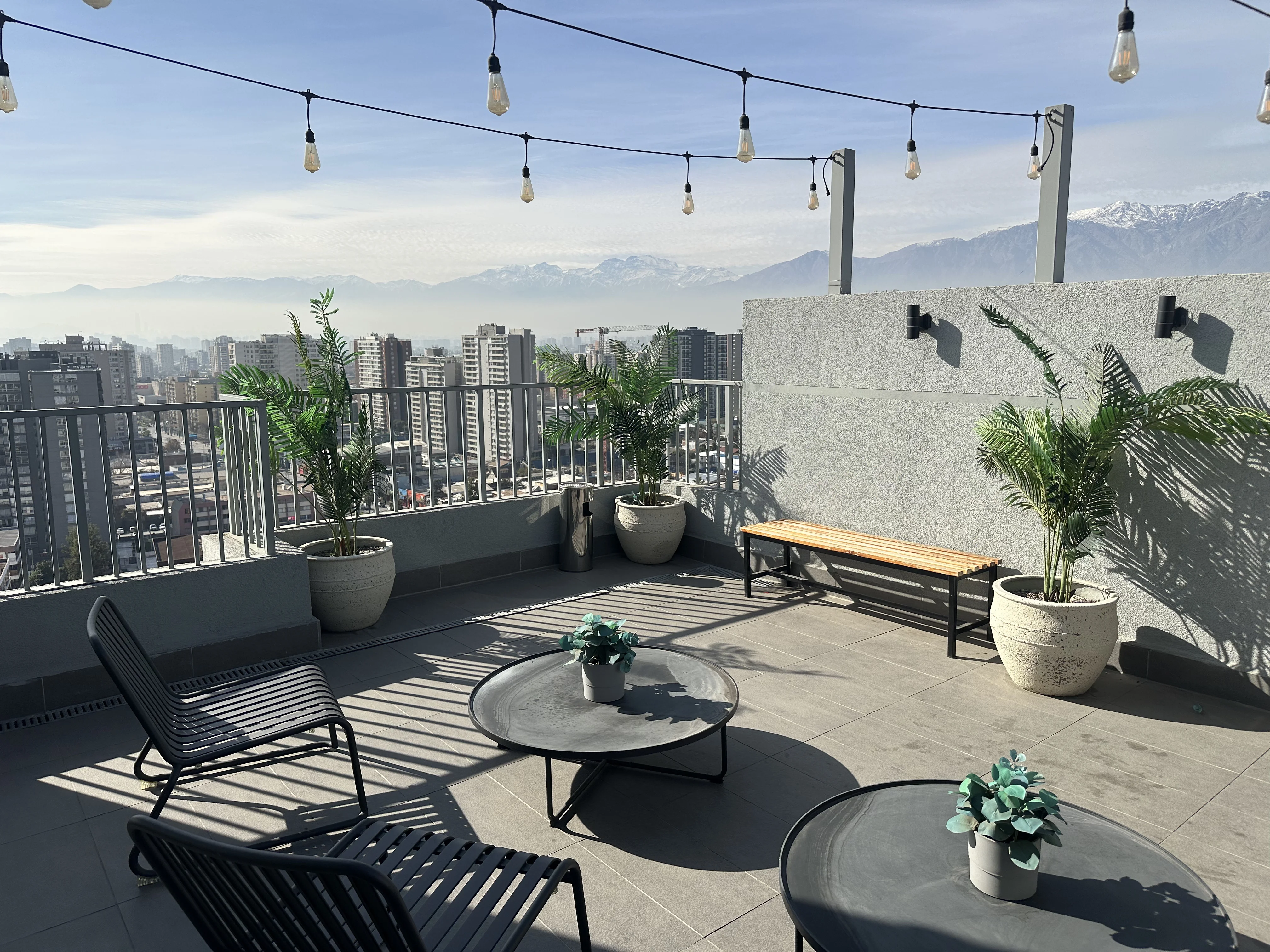 Terraza rooftop con cordillera