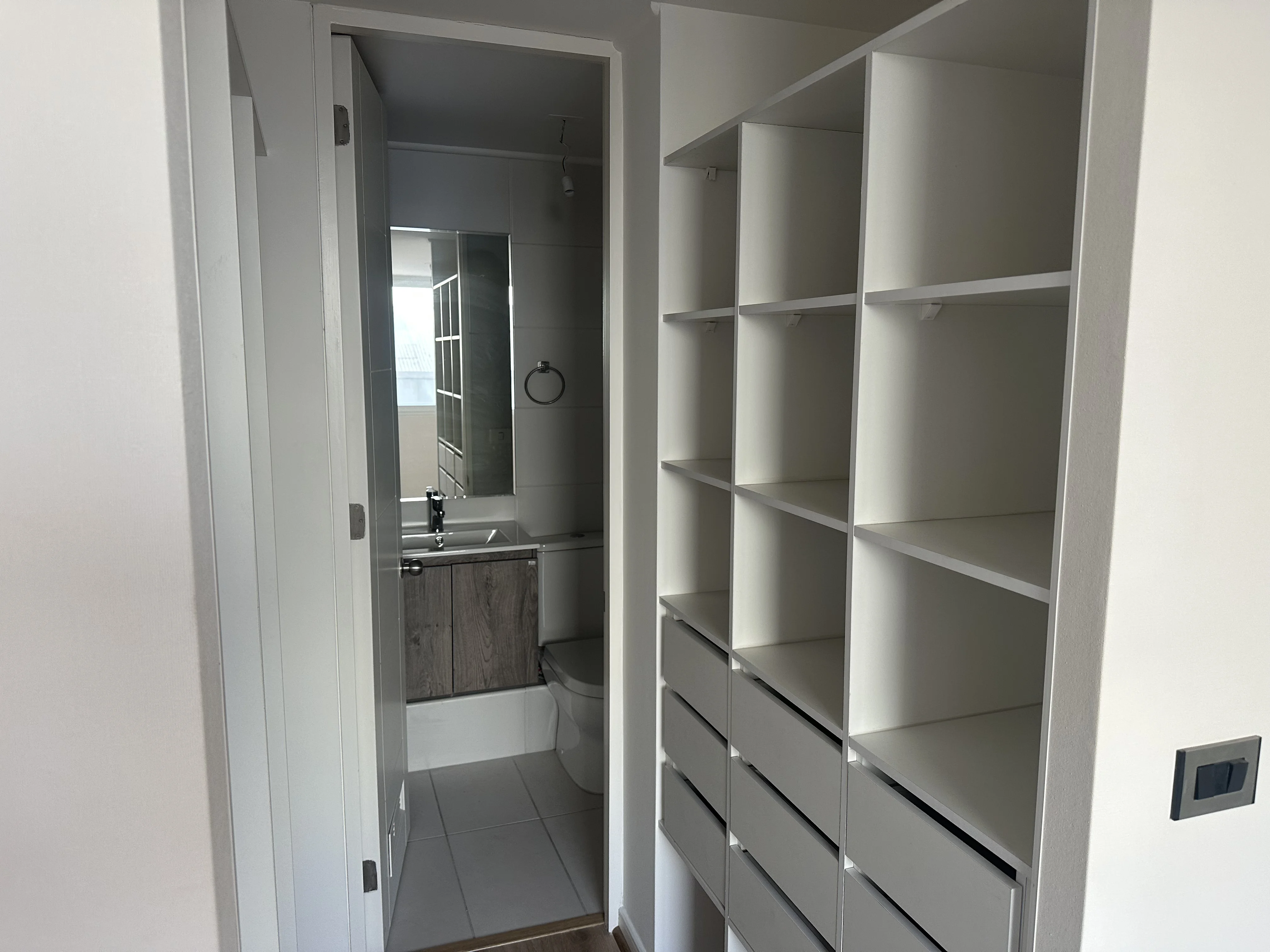 Closet y baño